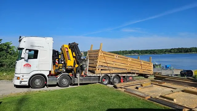 Brygga i frusen sjö om vintern