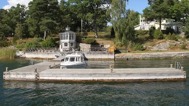 Lång brygga med arkitekthus
