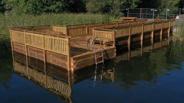 Brygga med badstege i kvällsljus