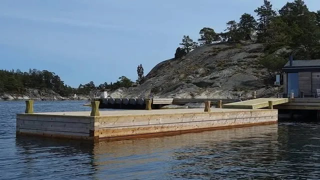 Brygga vid bergsklippa