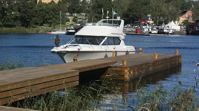 Större brygga med vit motorbåt vid sidan