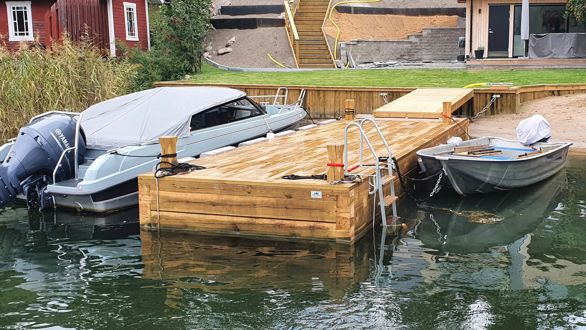 Smal badbrygga som ligger bland vass